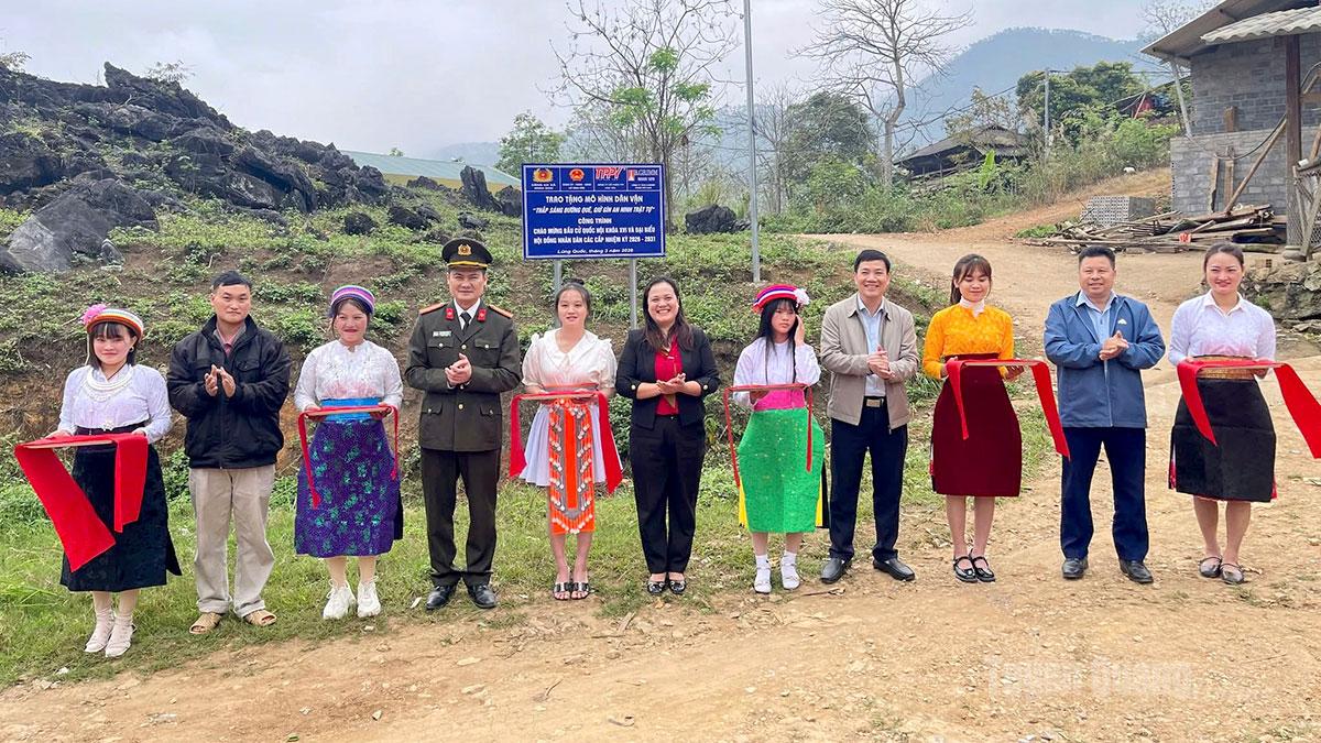 Các đại biểu cắt băng khánh thành công trình dân vận “Thắp sáng đường quê – Giữ gìn an ninh trật tự” tại thôn Lùng Quốc, xã Minh Sơn..