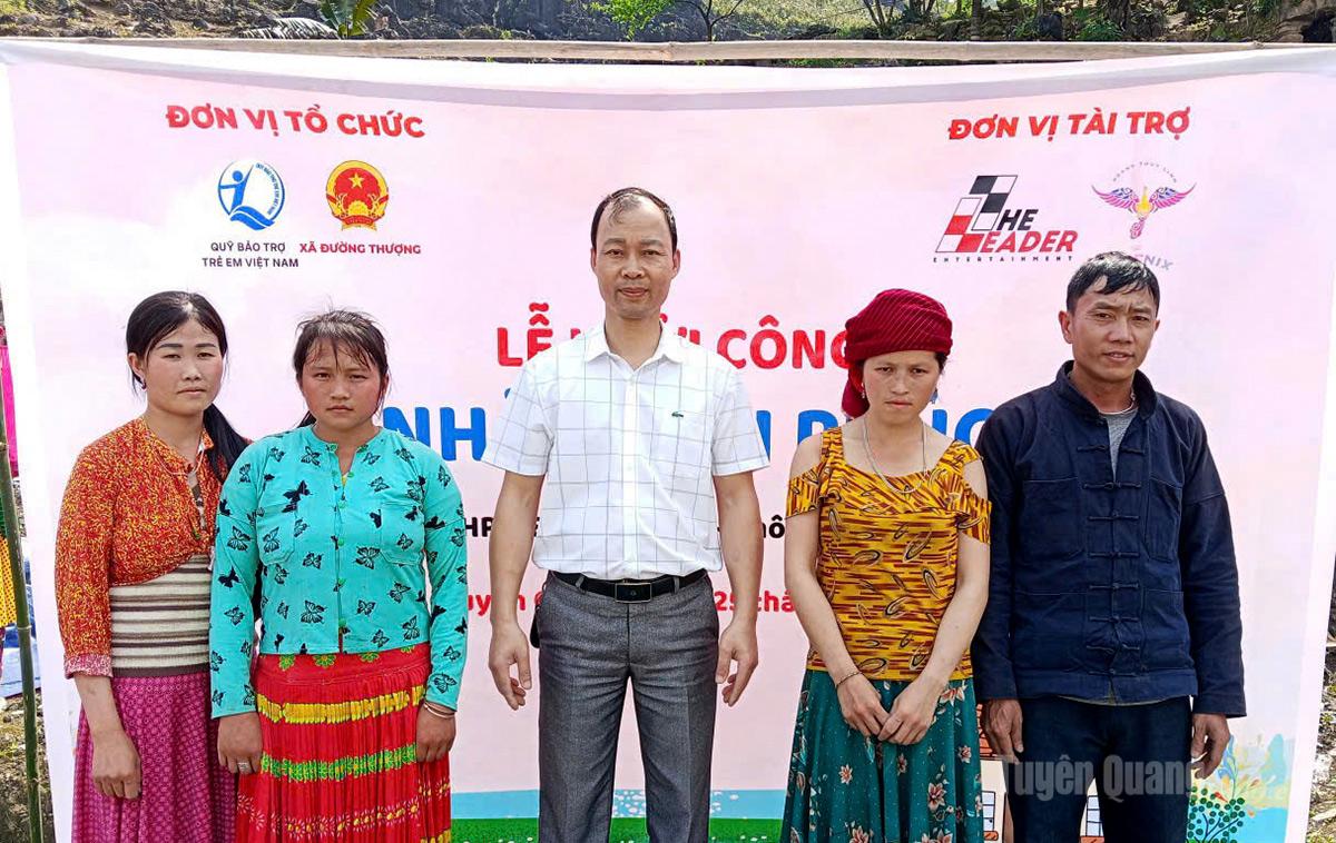 Đại diện đơn vị tài trợ và gia đình em Ly Thị Mai tại Lễ khởi công.