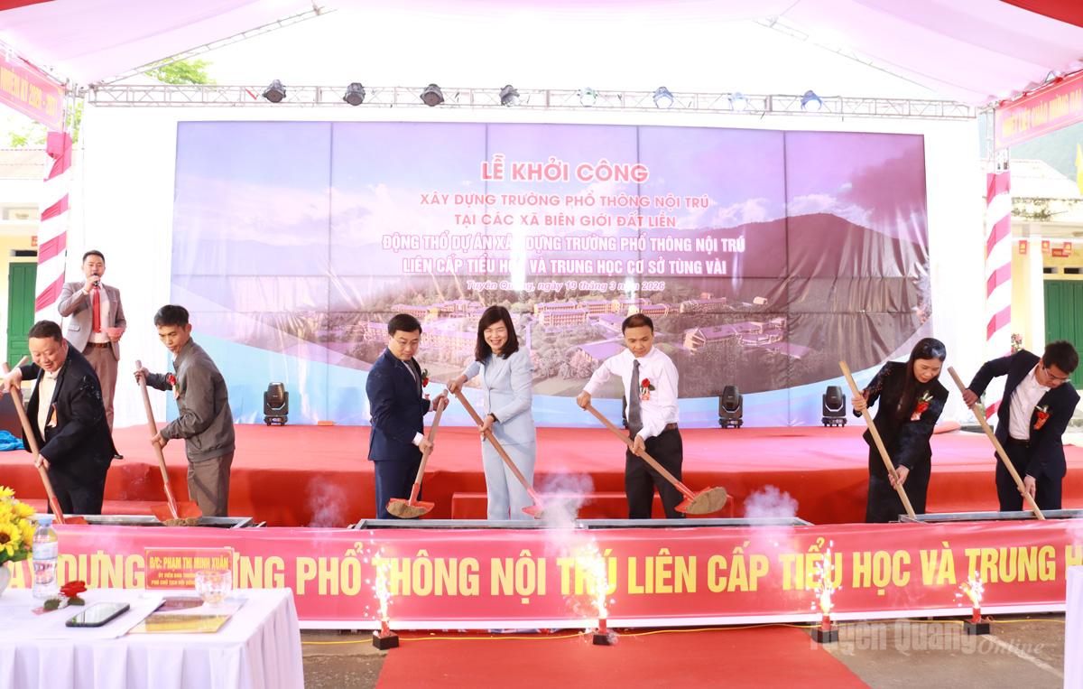 Các đại biểu thực hiện nghi thức khởi công.