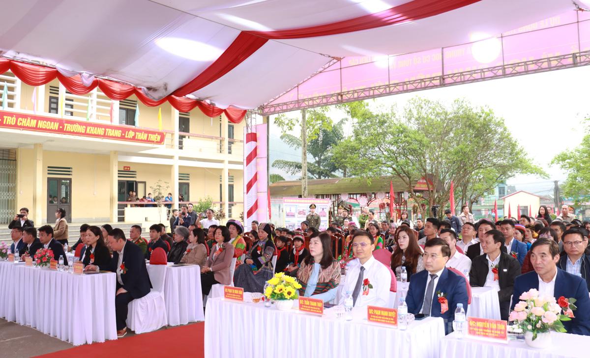 Các đại biểu dự lễ khởi công.