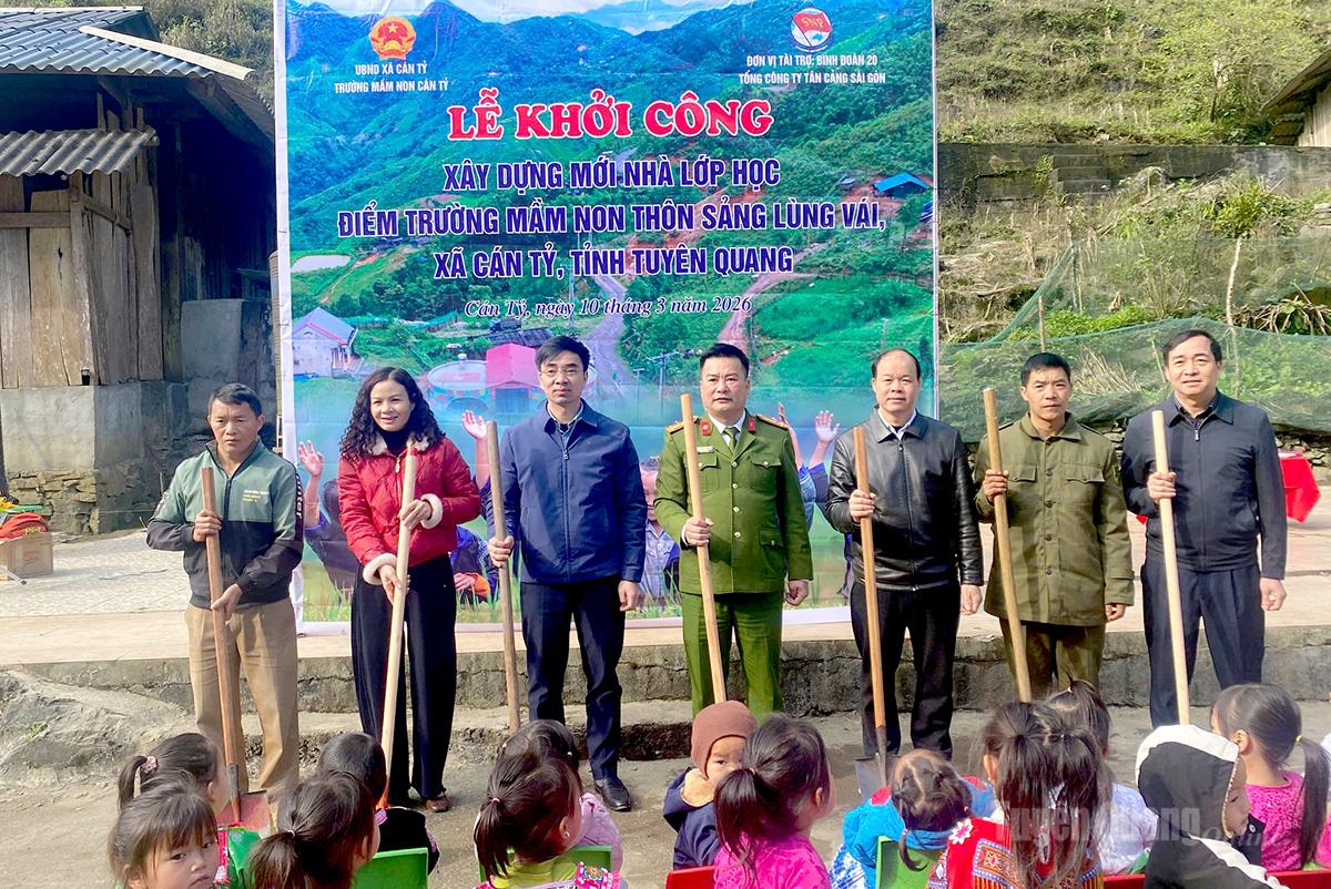 Các đại biểu thực hiện nghi thức khởi công xây dựng nhà lớp học điểm trường mầm non Sảng Lùng Vái, xã Cán Tỷ.