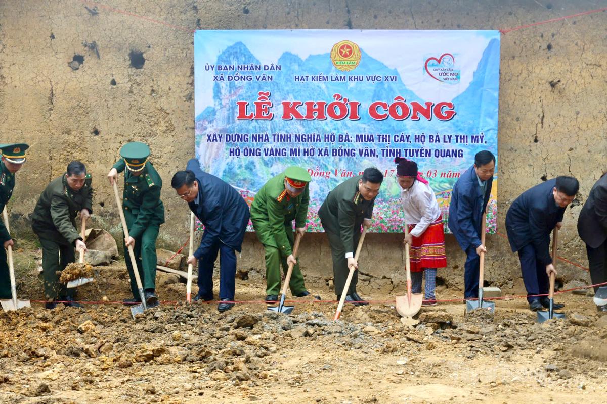 Lãnh đạo xã Đồng Văn và Hạt kiểm lâm Khu vực XVI thực hiện lễ động thổ xây nhà ở cho hộ nghèo.