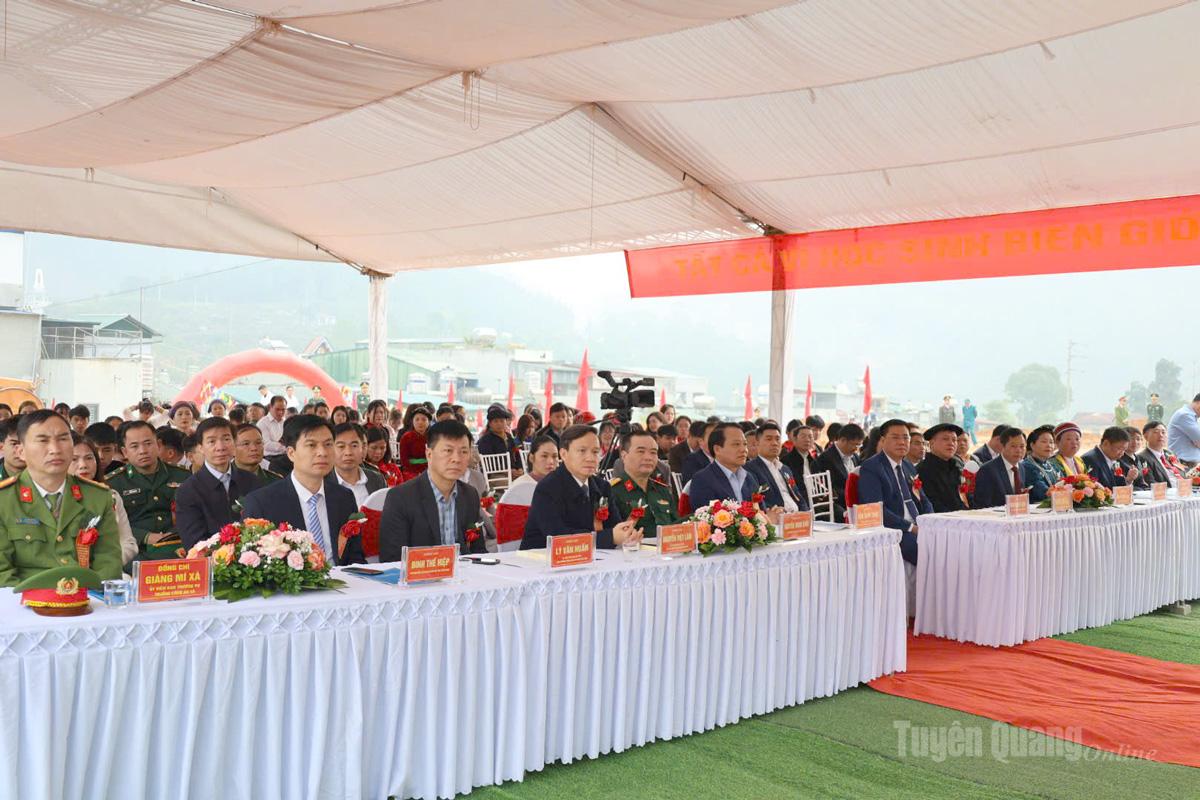 Các đại biểu dự buổi lễ.