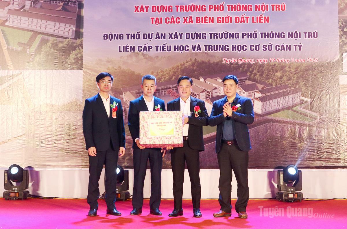 Đồng chí Hoàng Gia Long, Ủy viên Ban Thường vụ Tỉnh ủy, Phó Chủ tịch UBND tỉnh tặng quà cho xã Cán Tỷ.