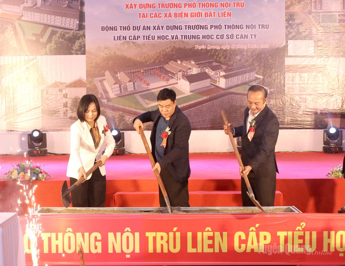 Các đại biểu thực hiện nghi Lễ động thổ công trình.