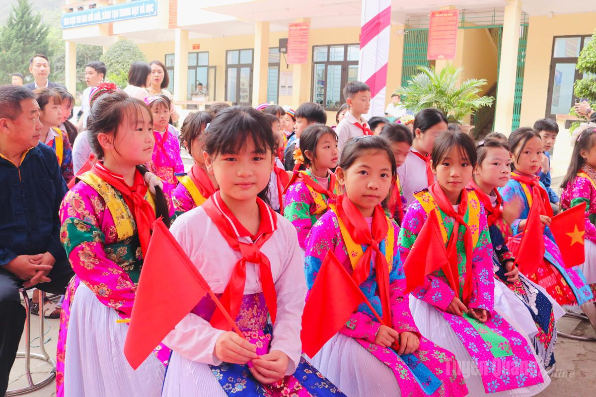 Học sinh xã Cán Tỷ phấn khởi tham dự lễ khởi công xây dựng trường nội trú liên cấp.