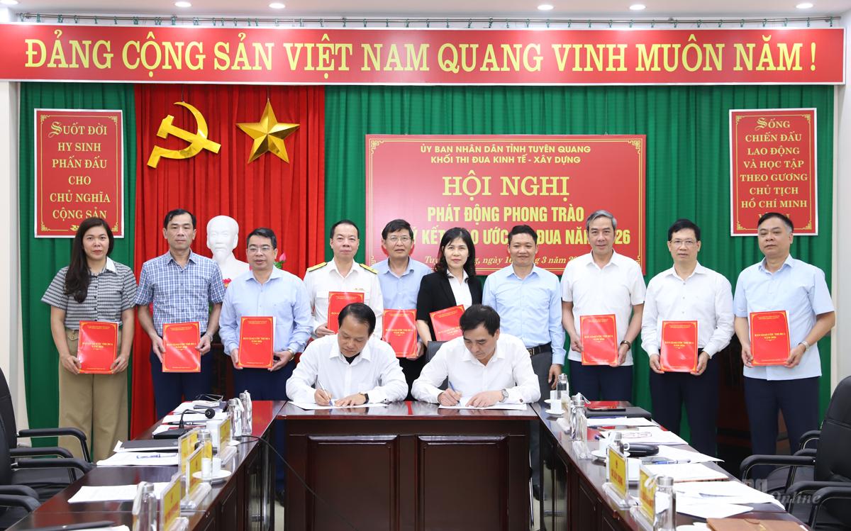 Các đơn vị trong Khối thi đua Kinh tế - Xây dựng ký kết thi đua.