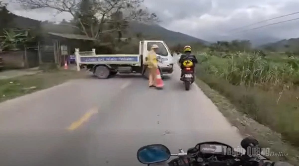 Thời điểm này xe công vụ đang lùi vào vị trí đỗ an toàn để bắt đầu thực hiện nhiệm vụ tuần tra, kiểm soát tại một điểm.