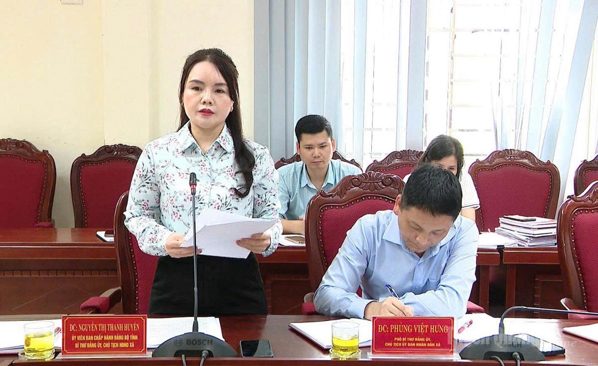 Lãnh đạo Đảng ủy xã Sơn Dương báo cáo về việc thực hiện Nghị quyết đại hội Đảng các cấp tại xã Sơn Dương.