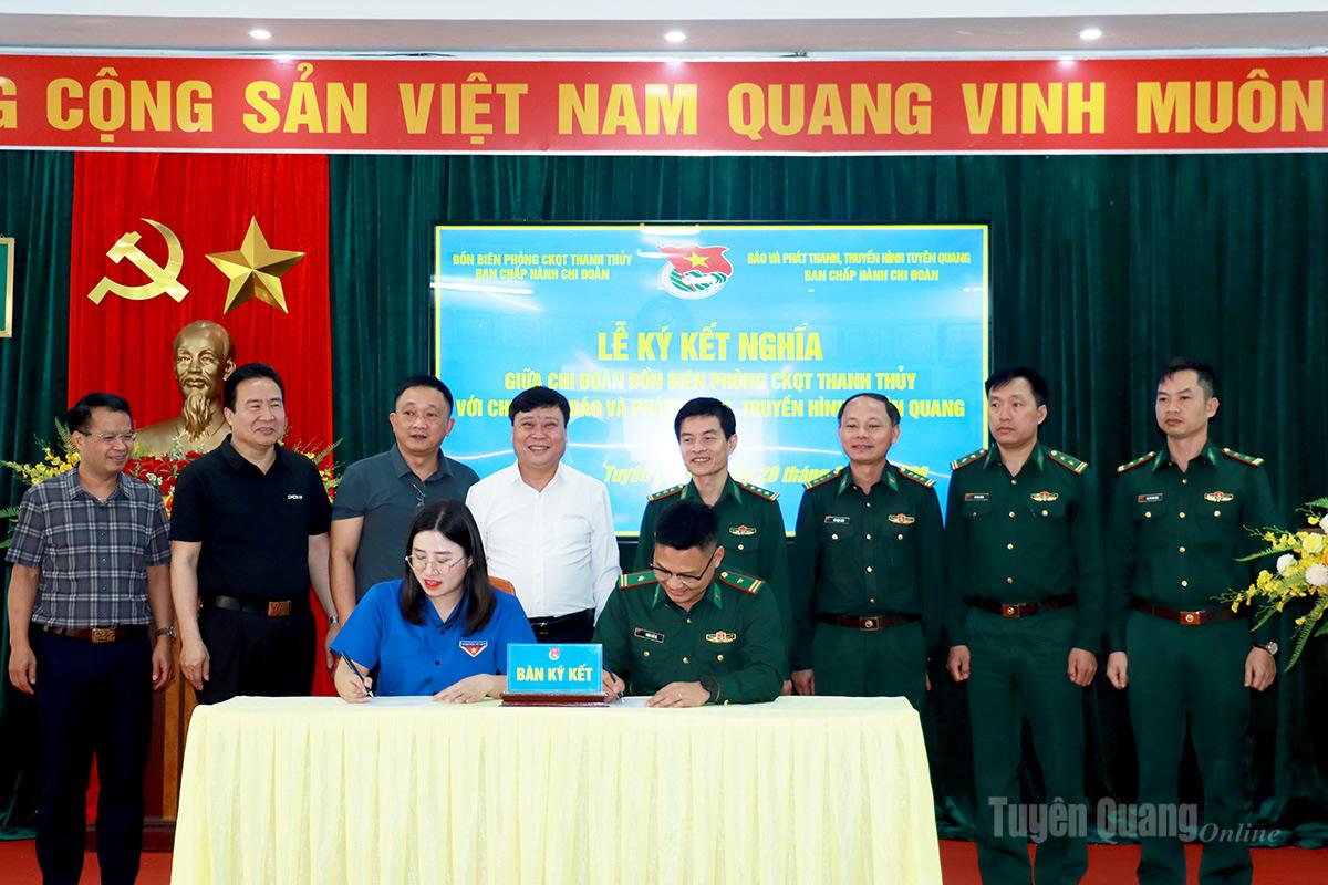 Lãnh đạo Báo và phát thanh, truyền hình Tuyên Quang và lãnh đạo Đồn Biên phòng Cửa khẩu Quốc tế Thanh Thuỷ chứng kiến hai chi đoàn ký kết nghĩa.