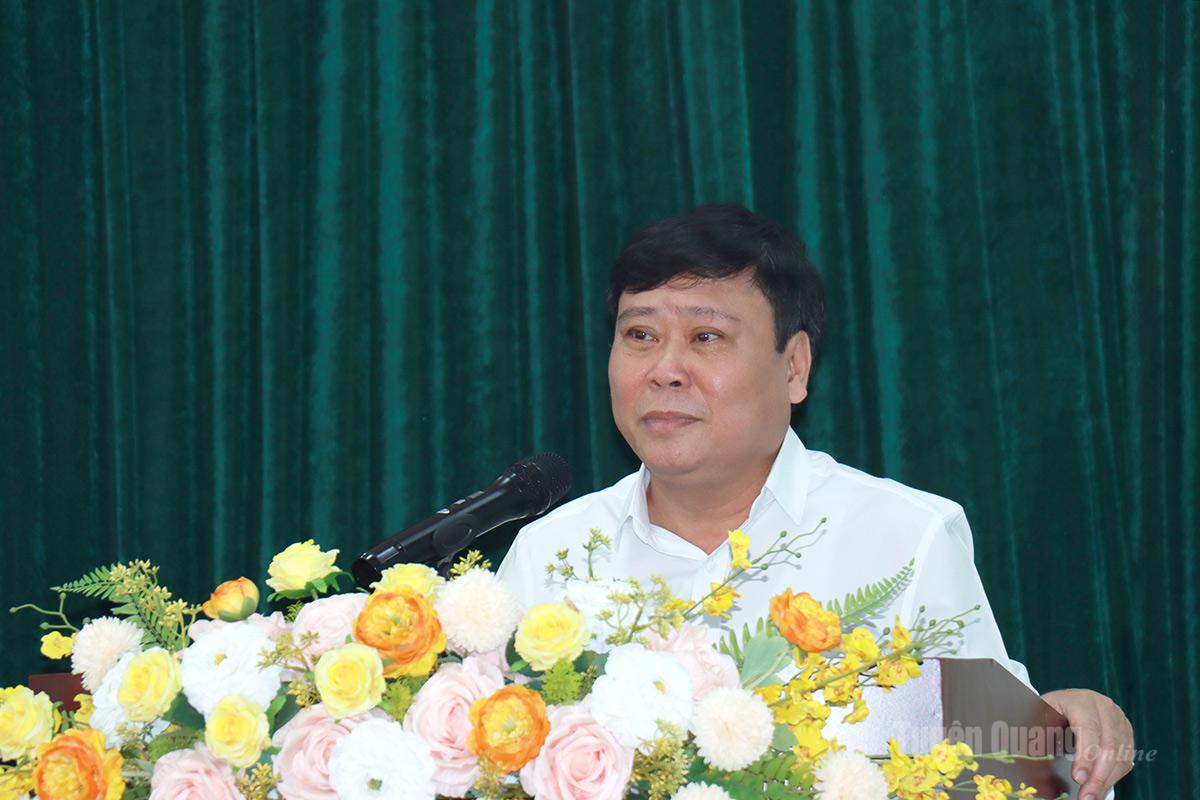 Đồng chí Mai Đức Thông, Ủy viên Ban Chấp hành Đảng bộ tỉnh, Giám đốc Báo và phát thanh, truyền hình Tuyên Quang phát biểu tại buổi ký kết.