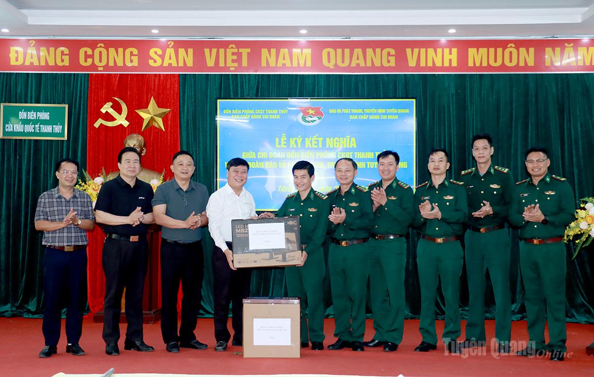Lãnh đạo Báo và phát thanh, truyền hình Tuyên Quang tặng quà Đồn Biên phòng Cửa khẩu Quốc tế Thanh Thuỷ.