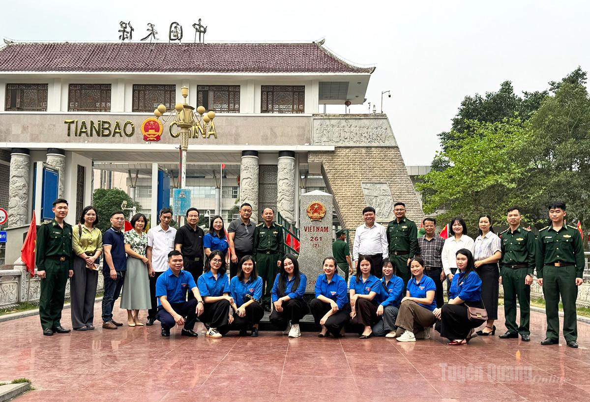 Các đại biểu tham quan mốc 261, xã Thanh Thủy.