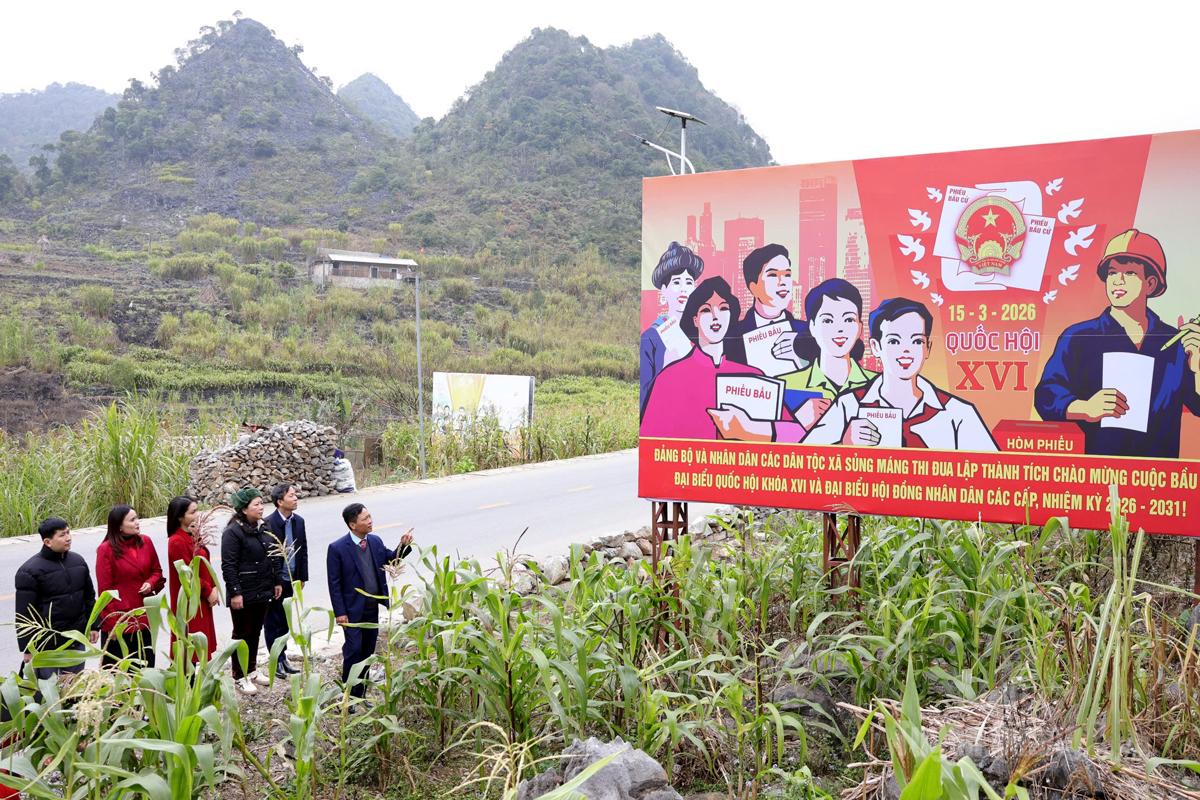Tổ giám sát của Ban Thường trực Ủy ban MTTQ tỉnh kiểm tra công tác tuyên truyền cổ động trực quan bầu cử tại xã Sủng Máng.