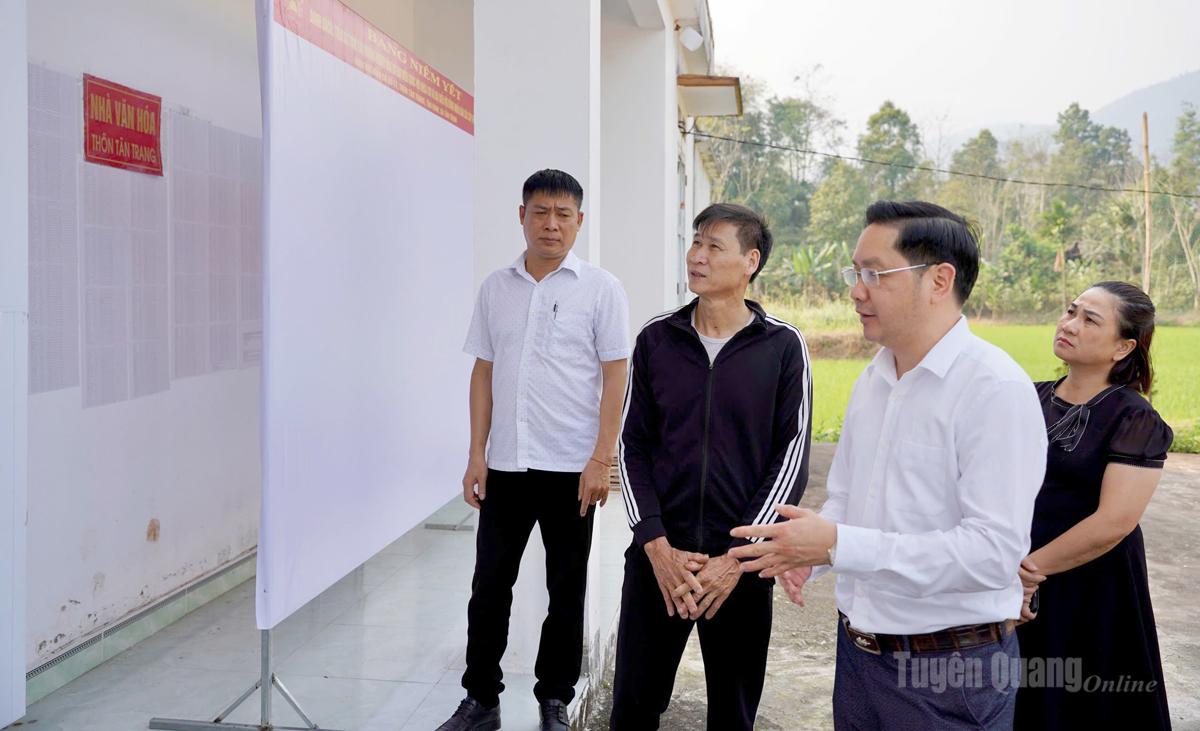 Lãnh đạo xã Tân Trịnh kiểm tra việc niêm yết danh sách cử tri tại điểm bầu cử thôn Tân Trang.