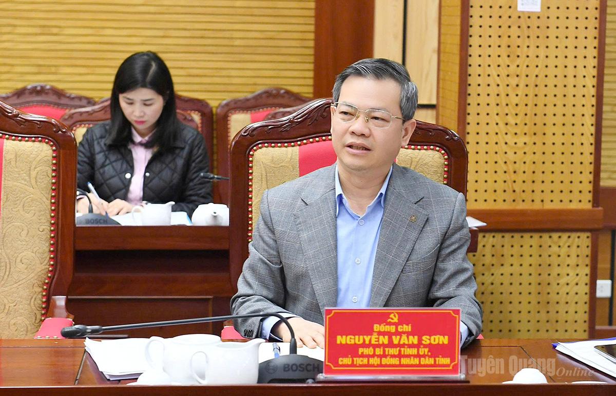Đồng chí Phó bí thư Tỉnh ủy, Chủ tịch HĐND tỉnh Nguyễn Văn Sơn phát biểu tại cuộc họp.