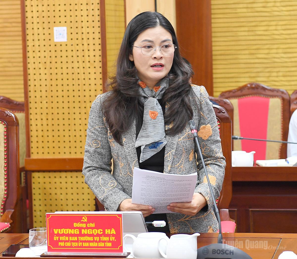 Đồng chí Phó Chủ tịch UBND tỉnh Vương Ngọc Hà báo cáo công tác chuẩn bị cho lễ động thổ, khởi công xây dựng các trường phổ thông nội trú liên cấp tiểu học và THCS tại các xã biên giới trên địa bàn tỉnh.