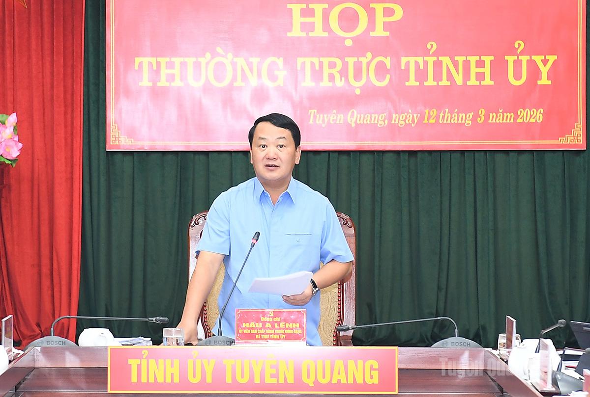 Đồng chí Bí thư Tỉnh ủy Hầu A Lềnh phát biểu kết luận cuộc họp.