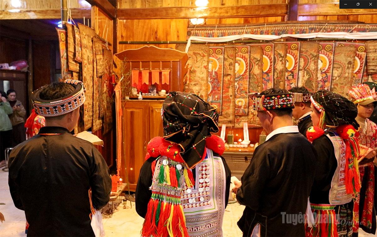 After that, they return to the house, walk around the ceremonial space, and perform the turtle dance to report the ceremony to their ancestors.