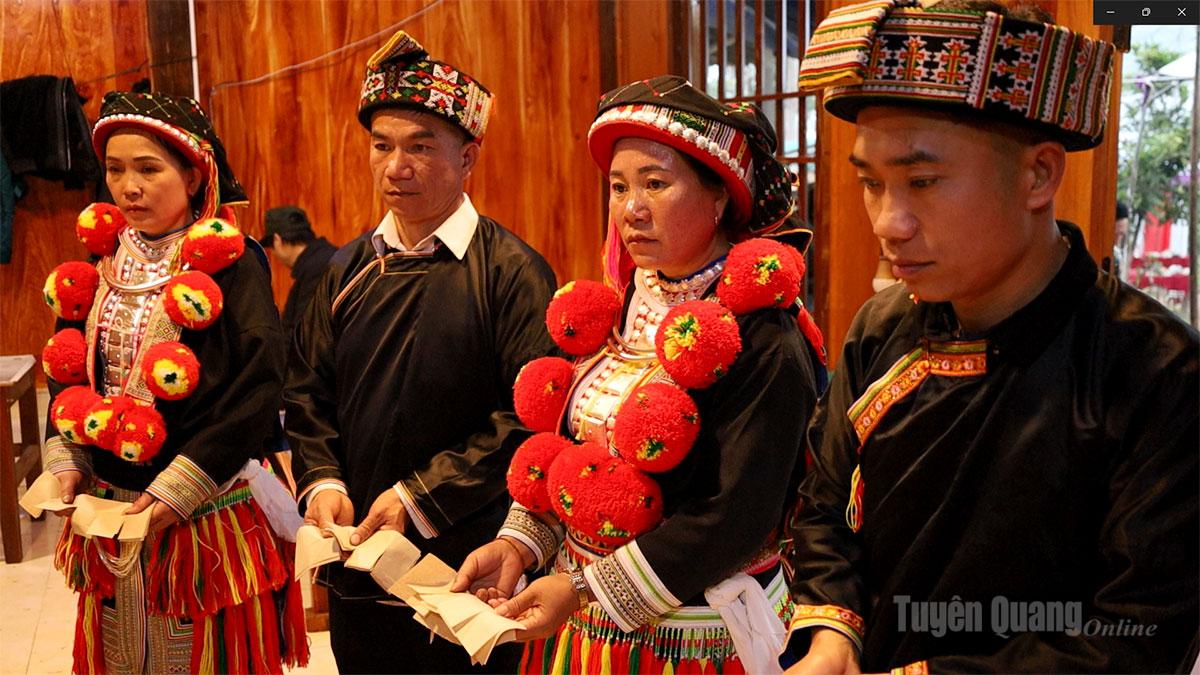 Men participating in the ceremony must wear ceremonial hats decorated with images of seven deities and dress in traditional clothing, as it is believed that these are the places where the spirits reside within those receiving the initiation.