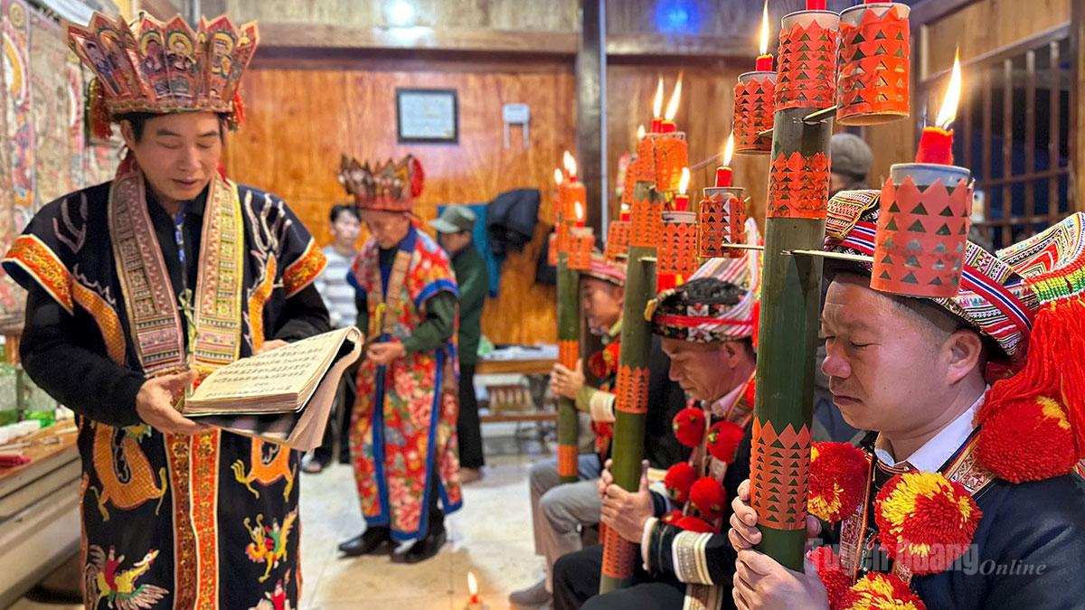 The ritual of transmitting sacred spells to the initiates is one of the most important rites of the Cap Sac ceremony. Only after receiving all the spiritual teachings and charms is a Red Dao man considered truly mature and recognized with a position in society.