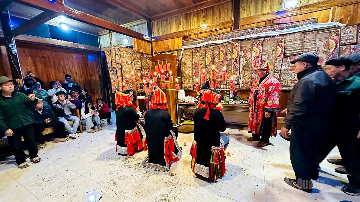 After completing all the procedures, the initiates receive the ceremonial seal of initiation from the ritual masters.