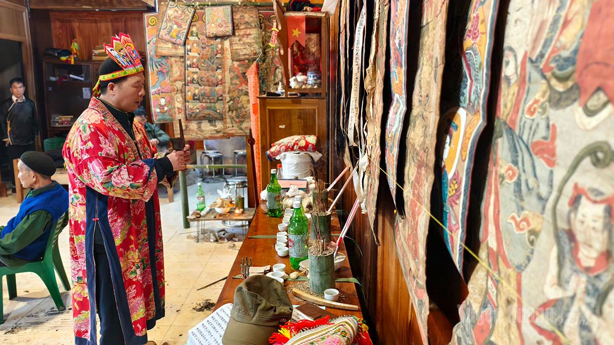 Before going to perform the ceremony, the ritual master burned incense at his family altar to ask permission from his ancestors, seek their blessings, and request to bring the deities with him to the home of the initiate in order to carry out the Cap Sac ritual.