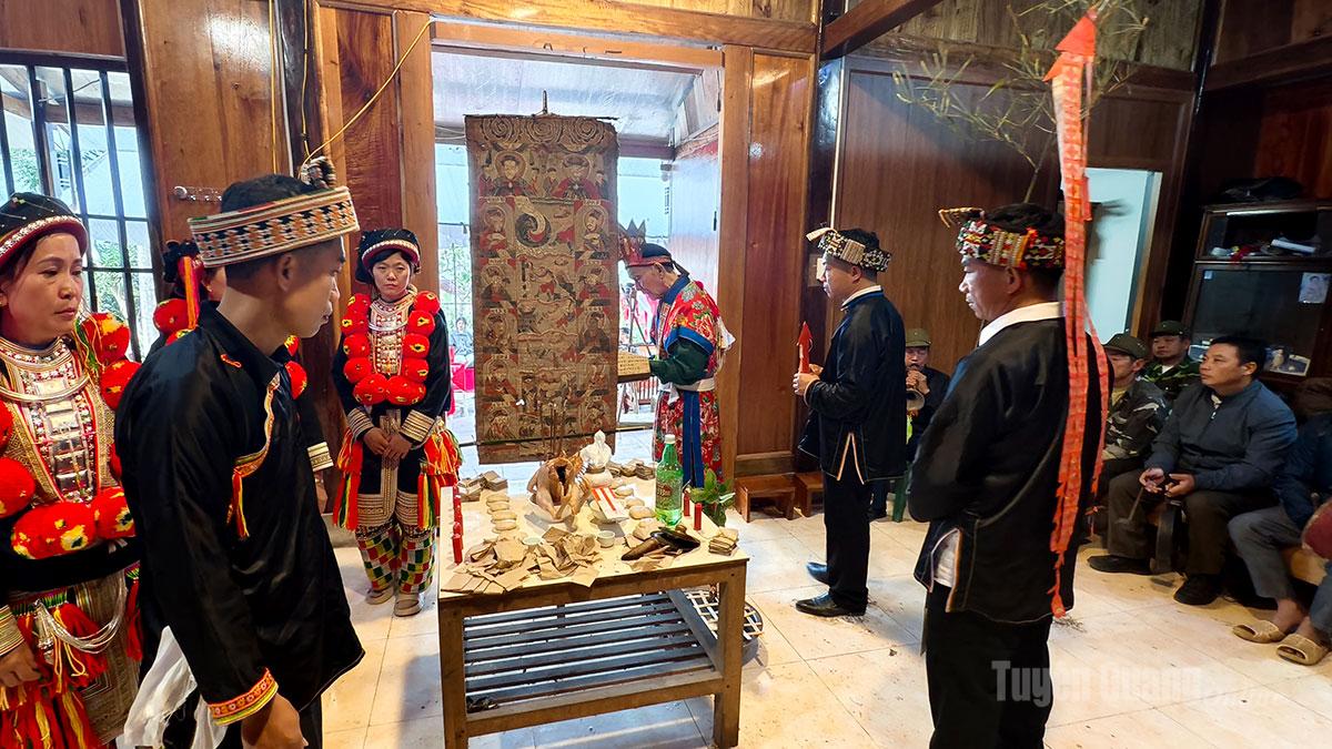 The main offering table is placed at the central position inside the host family’s house.