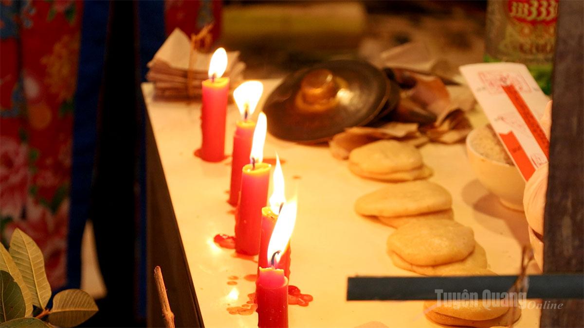 Around the house, smaller altars are also arranged to symbolically invite deities to come and protect the ceremony so that it proceeds smoothly.
