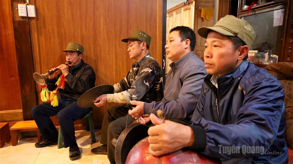 Ritual objects such as seals, ceremonial lamps, initiation costumes, along with traditional music instruments (drums, gongs, horns) and ritual dances, are not only components of the ceremony but also important means of cultural expression.