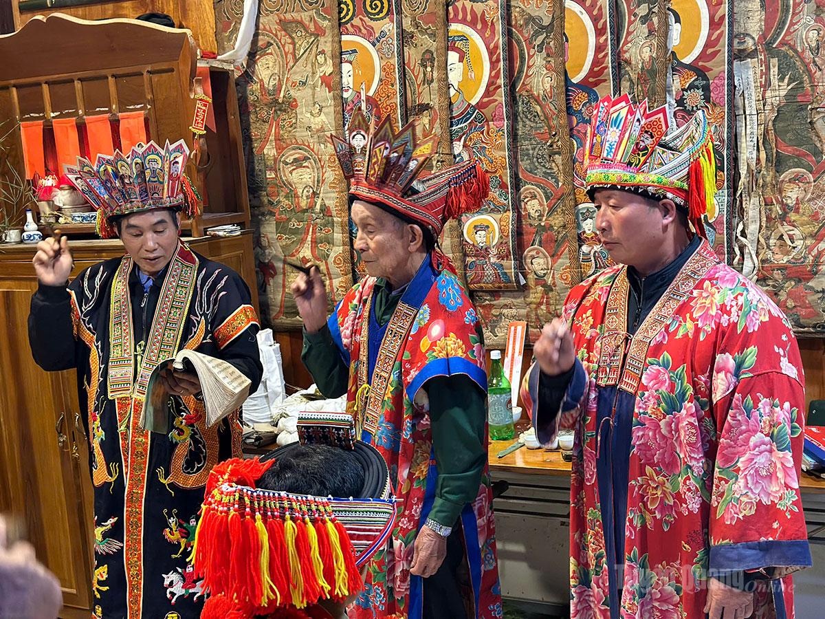 Three ritual masters perform the lamp-granting ritual for the initiates. Among the Red Dao in Tuyen Quang, Cap Sac ceremonies usually involve three-lamp or seven-lamp initiations, while only clan leaders are eligible to hold the highest level ceremony with twelve lamps.