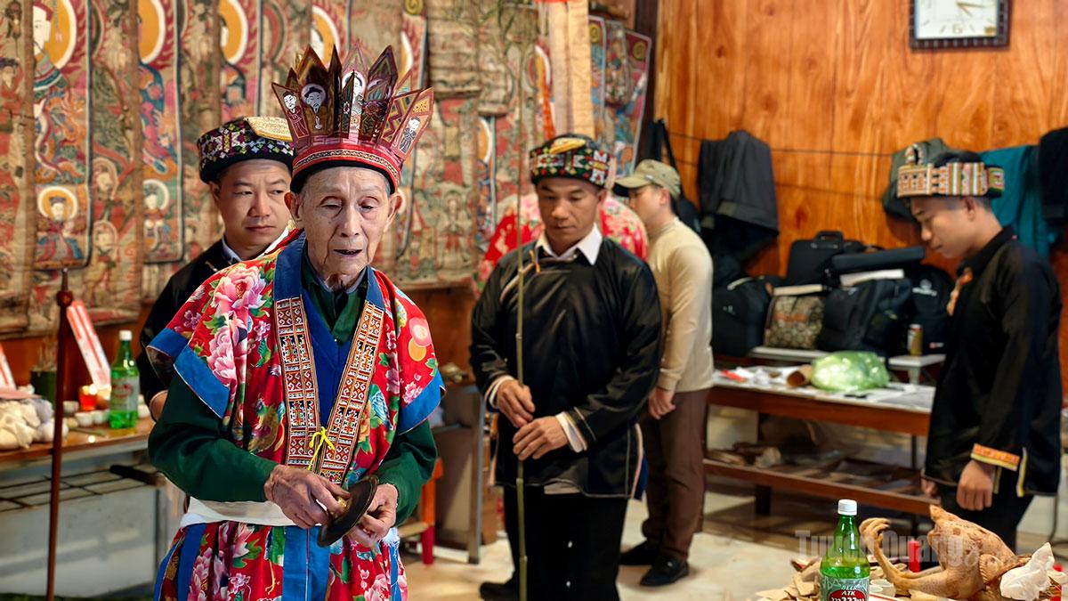 On the first main ceremonial day, the ritual master leads the initiates to the ritual altar to conduct a ceremony of presenting spiritual troops and reporting to the Jade Emperor.