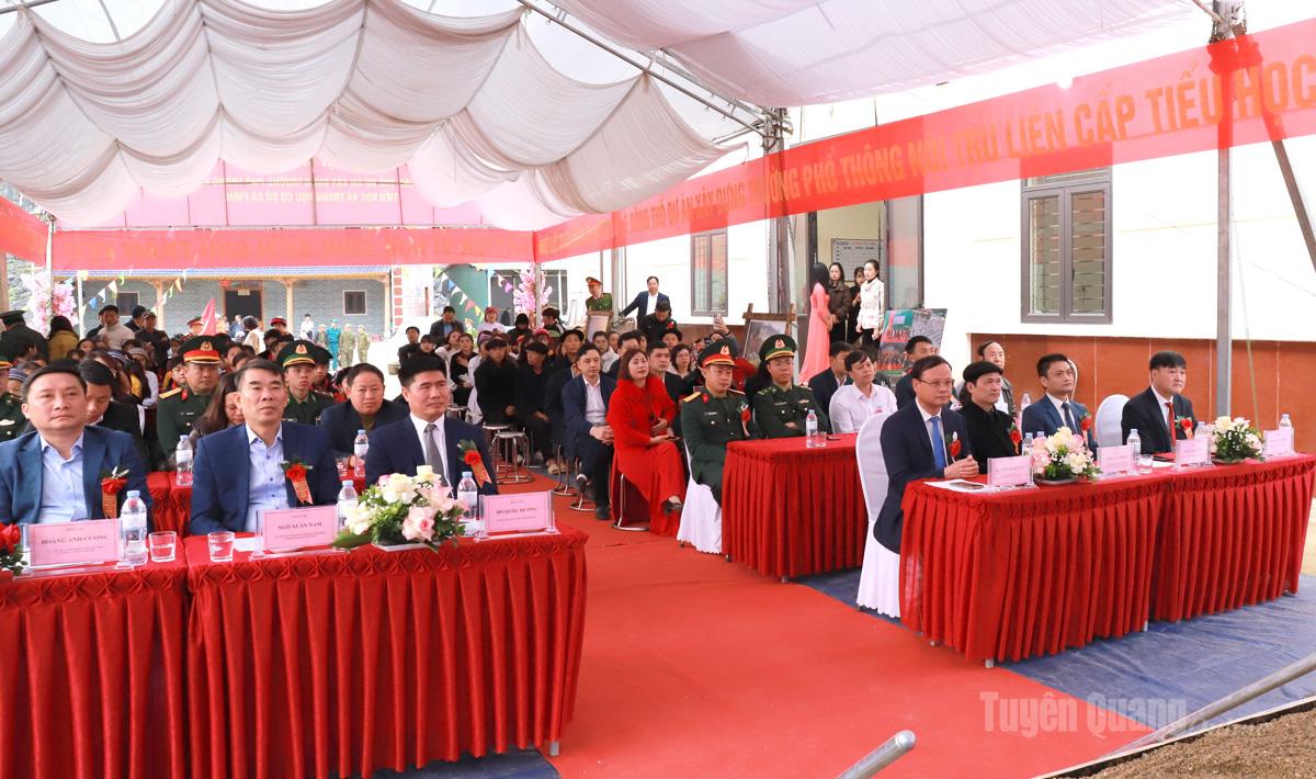 Các đại biểu dự lễ khởi công.