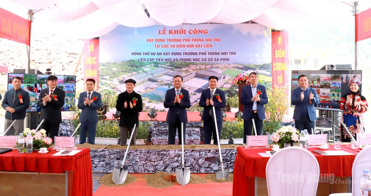 Các đồng chí lãnh đạo thực hiện nghi lễ khởi công xây dựng trường học.