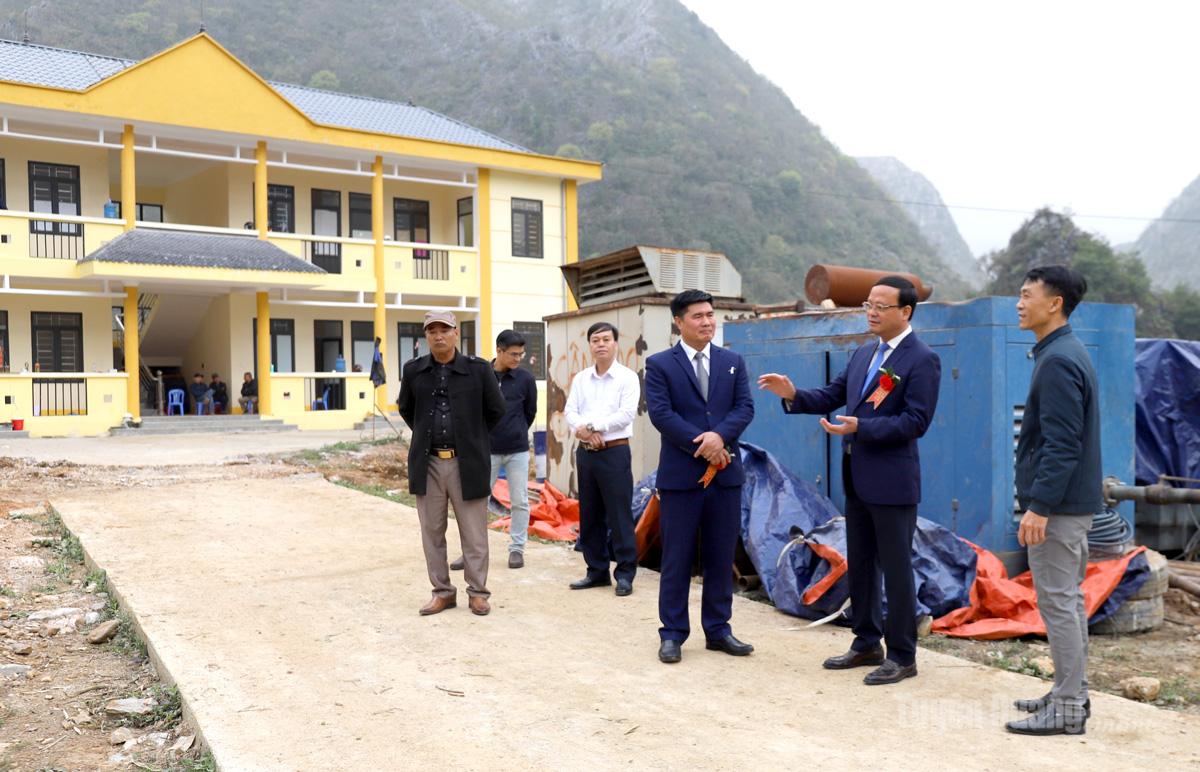 Đồng chí Nguyễn Mạnh Tuấn, Phó Chủ tịch Thường trực UBND tỉnh kiểm tra khu vực xây dựng trường học.