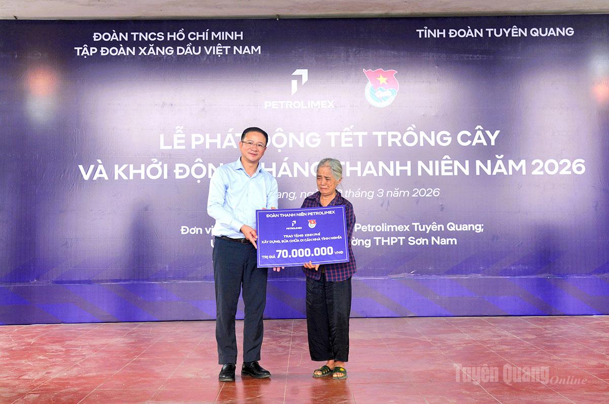 Lãnh đạo Tập đoàn Petrolimex Việt Nam trao tiền hỗ trợ xây dựng nhà ở tình nghĩa cho gia đình bà Hoàng Thị Bông, thôn Cầu Bâm, xã Sơn Thủy.