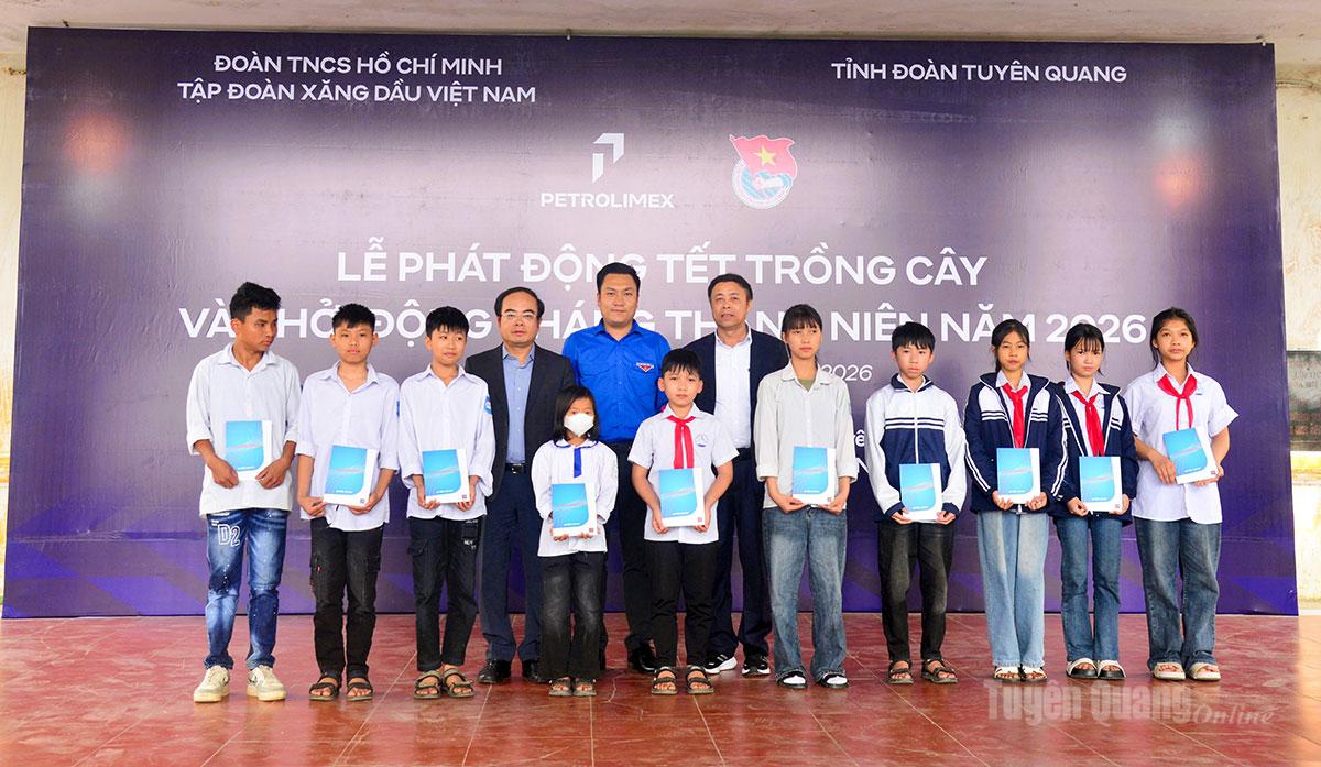 Lãnh đạo Tập đoàn Petrolimex Việt Nam trao quà cho các em học sinh có hoàn cảnh khó khăn tại xã Sơn Thủy.