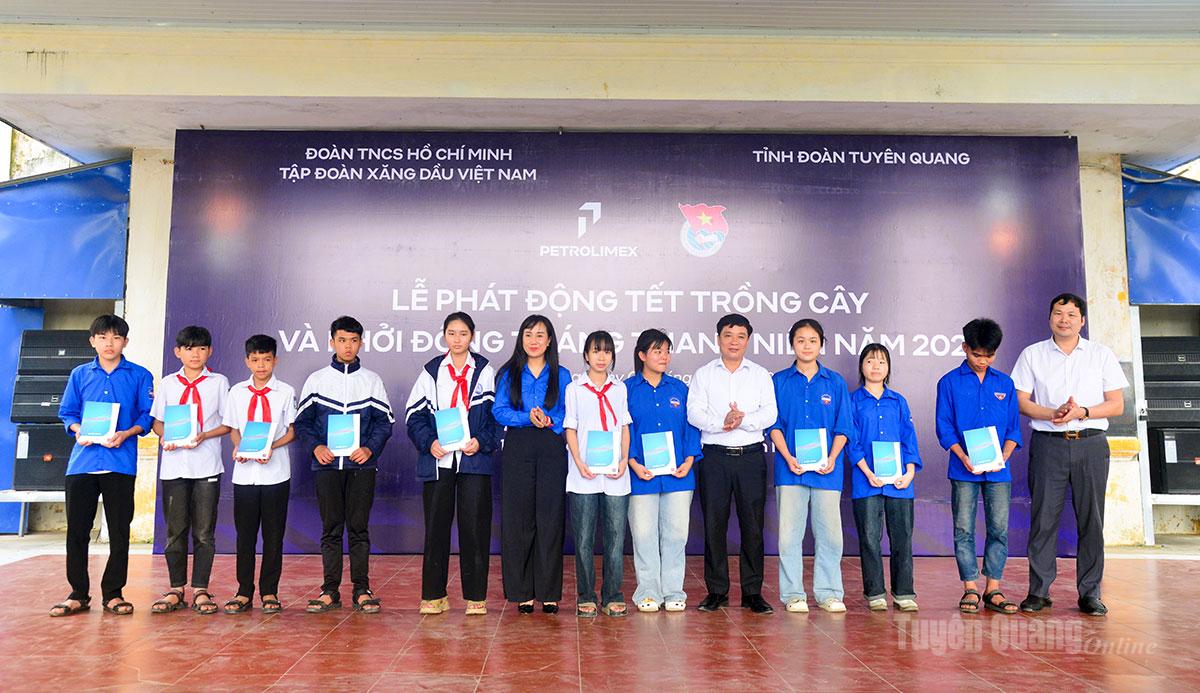 Lãnh đạo Tỉnh đoàn Hà Giang và cấp ủy, chính quyền xã Sơn Thủy trao quà cho các em học sinh khó khăn trên địa bàn xã.