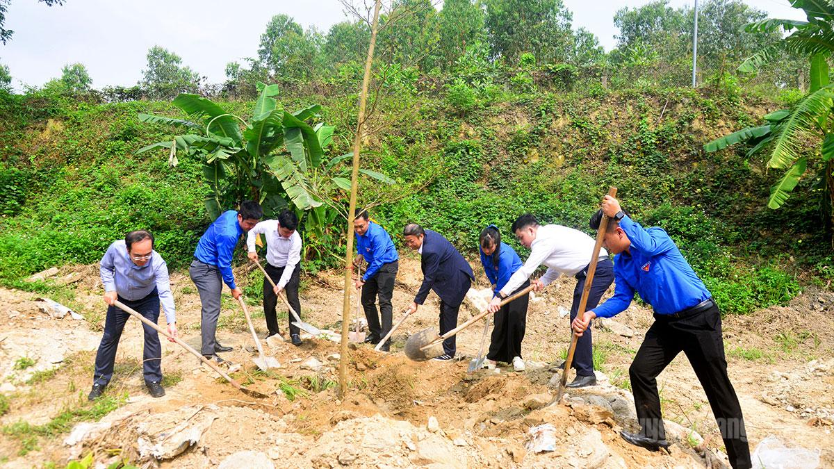 Các đại biểu tham gia trồng cây tại khuôn viên trường THPT Sơn Nam, xã Sơn Thủy.