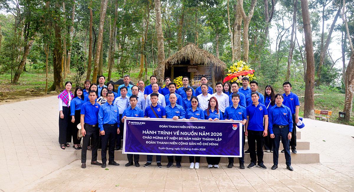 Các đại biểu tham quan di tích lịch sử Lán Nà Nưa tại Khu Di tích Quốc gia đặc biệt Tân Trào.