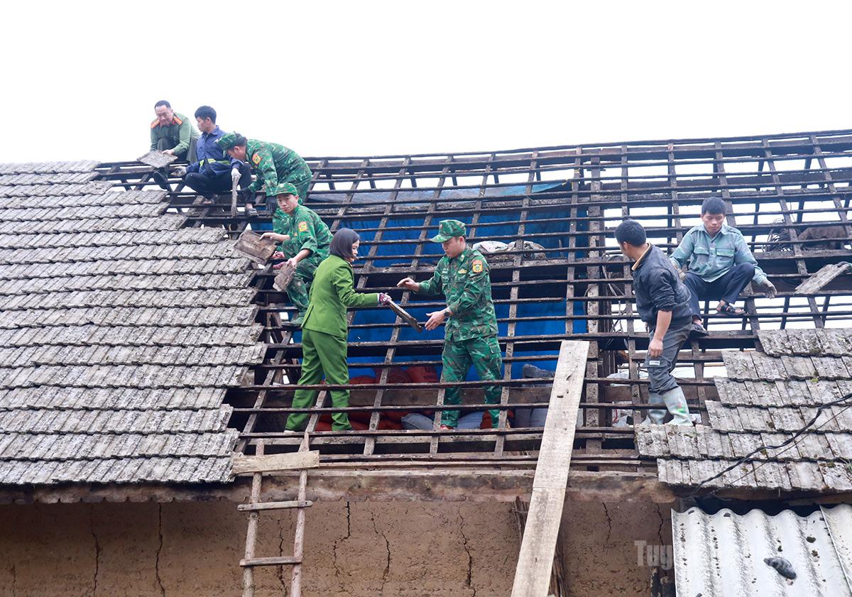 Sau trận mưa đá, toàn bộ mái nhà của gia đình chị Hầu Thị Mái, ở thôn Lùng Khố, xã Tùng Vài bị hư hỏng nặng phải thay mới toàn bộ.