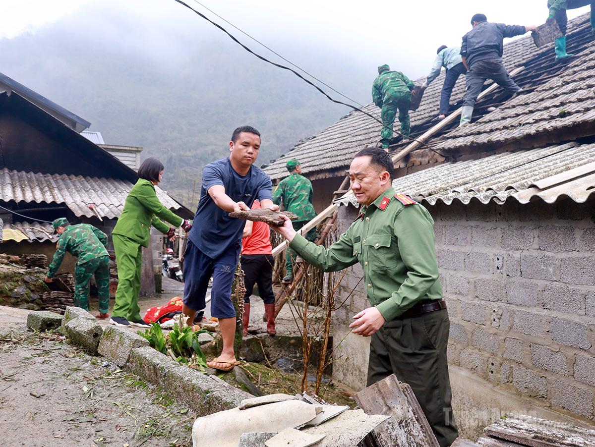 Lực lượng Công an xã Tùng Vài cũng có mặt kịp thời hỗ trợ người dân.