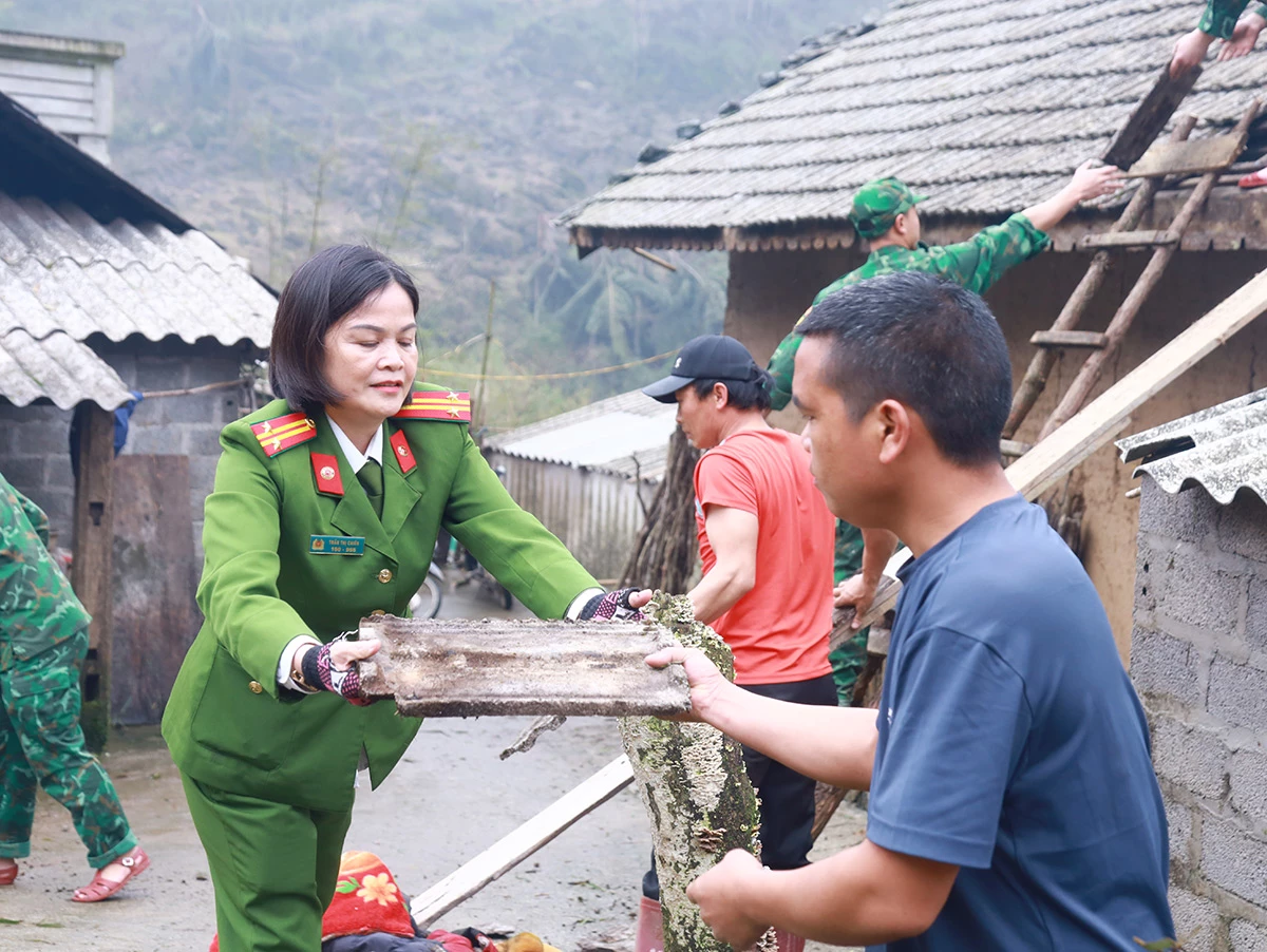 Từ khi xảy ra thiên tai đến nay, Trung tá Trần Thị Chiên, cán bộ Công an xã Tùng Vài luôn có mặt ở các thôn để hỗ trợ Nhân dân.