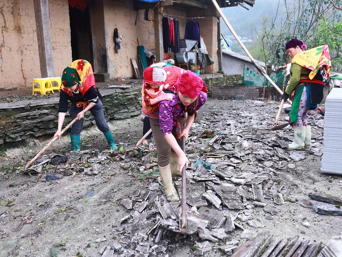 Bà con lối xóm chung tay hỗ trợ gia đình chị Hầu Thị Mái dọn dẹp nhà cửa.