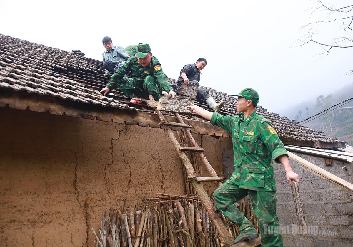 Lực lượng vũ trang và người dân thôn Lùng Khố đang khẩn trương khắc phục hậu quả thiên tai, sớm ổn định cuộc sống.