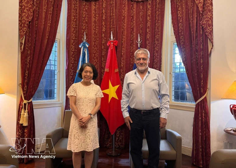 Vietnamese Ambassador to Argentina Ngo Minh Nguyet and President of the Latin American and Caribbean Confederation of State Workers (CLATE) Julio Fuentes. (Photo: VNA)