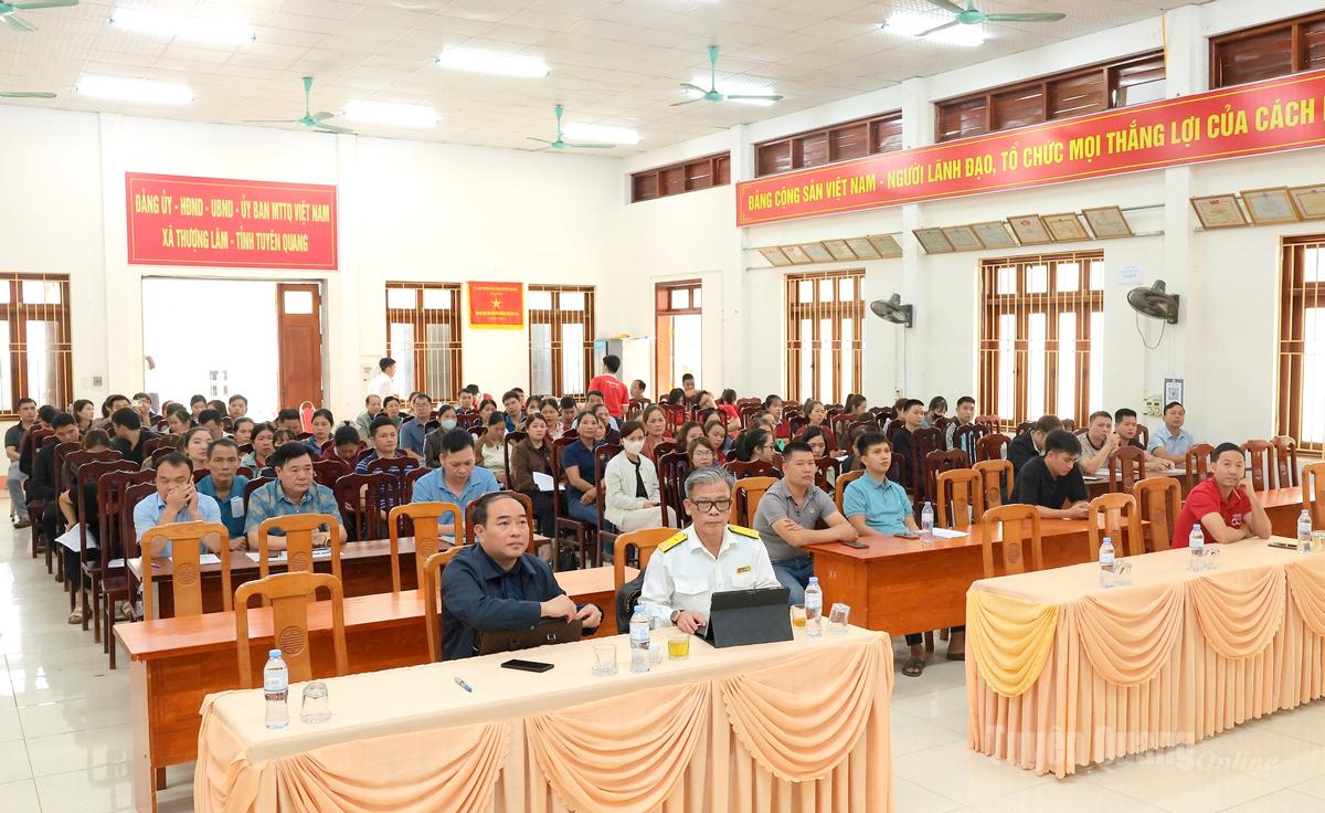 Các hộ, cá nhân kinh doanh tham gia tập huấn.