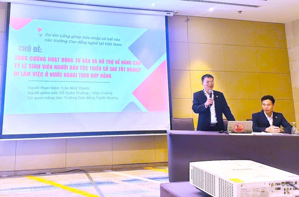 Đại diện Trường Cao đẳng Tuyên Quang trình bày dự án Tăng cường hoạt động tư vấn và hỗ trợ để nâng cao tỷ lệ sinh viên người dân tộc thiểu số sau tốt nghiệp đi làm việc ở nước ngoài theo hợp đồng.