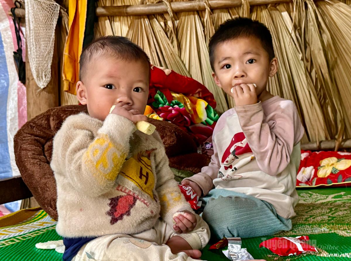 Cháu Hoàng Hảo Kim và Hoàng Việt Vũ, thôn Chương, xã Hùng Lợi, mồ côi mẹ.