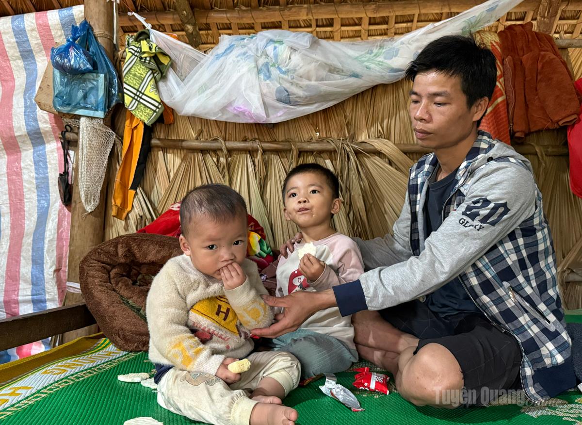 Ba bố con anh Hoàng Văn Nhâm, thôn Chương, xã Hùng Lợi.